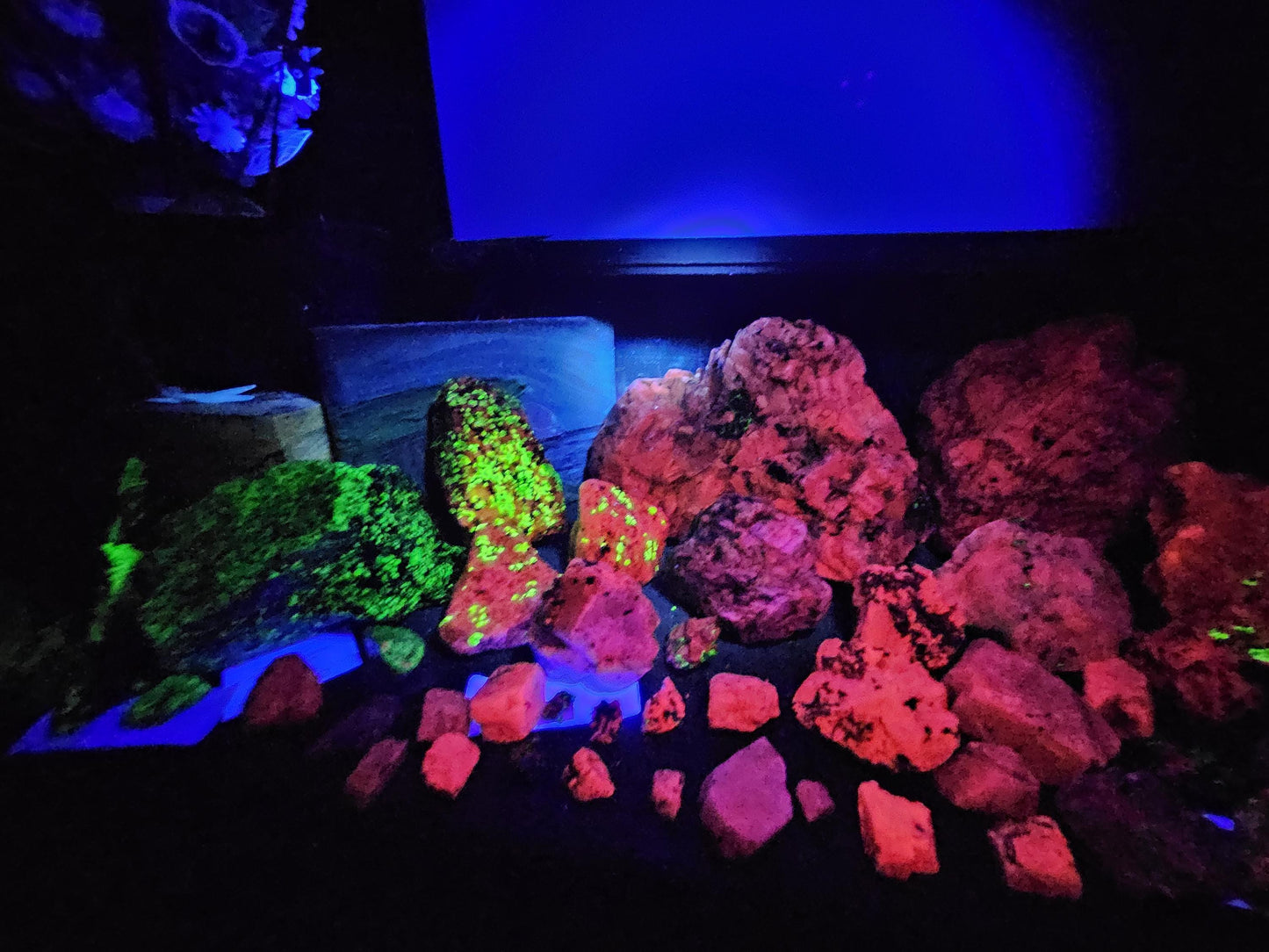 Franklin, NJ - Willemite, Calcite, and more - 450 grams - Fluorescent Mineral Mix