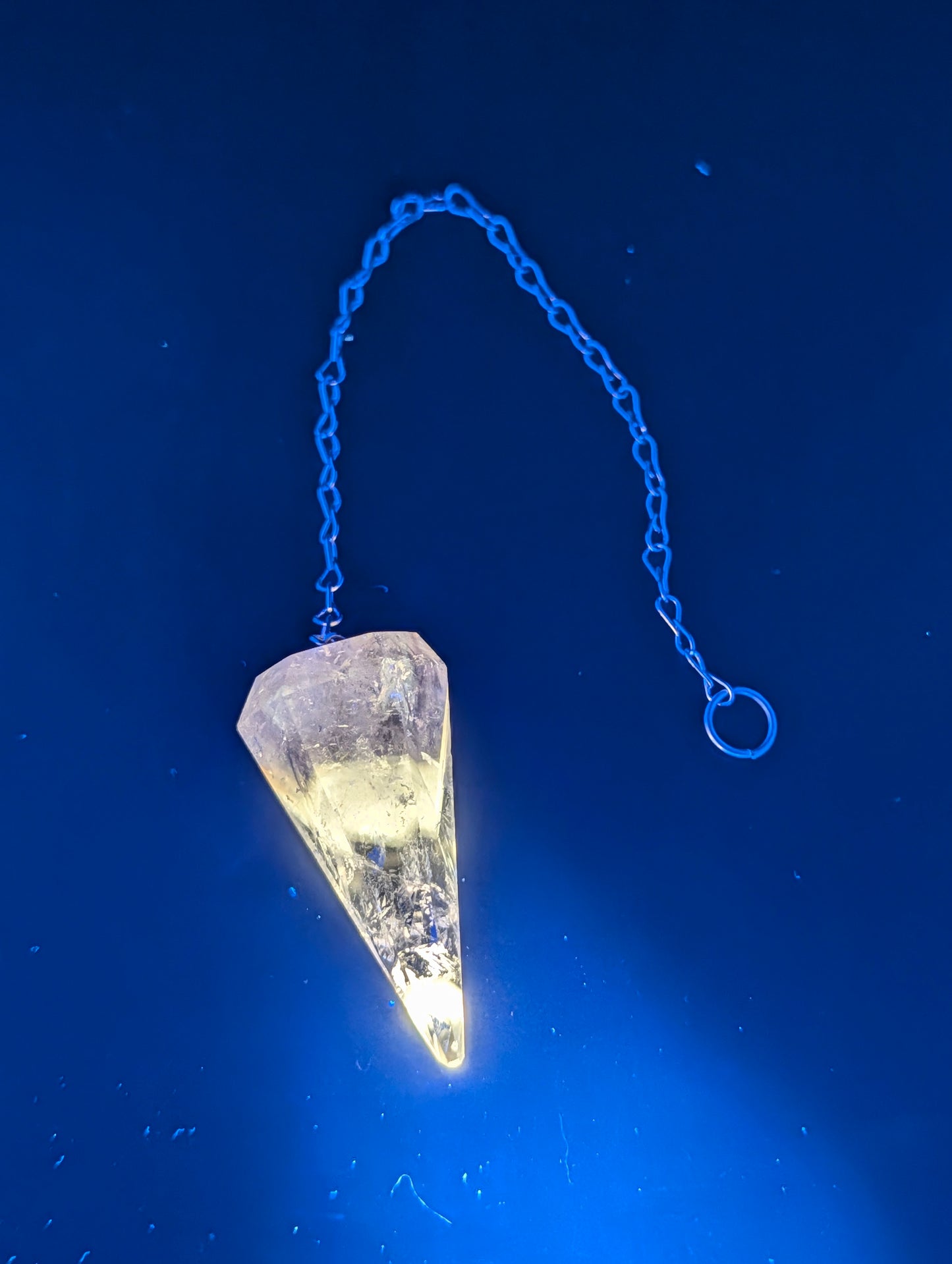 Amethyst & Powellite Pendulum – UV-Reactive Yellow